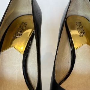 MICHAEL-Michael Kors Black Leather Padlock Pumps. Size 7
